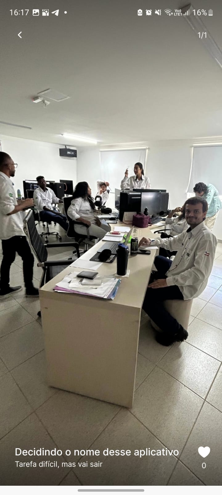Equipe reunida em sessão de trabalho